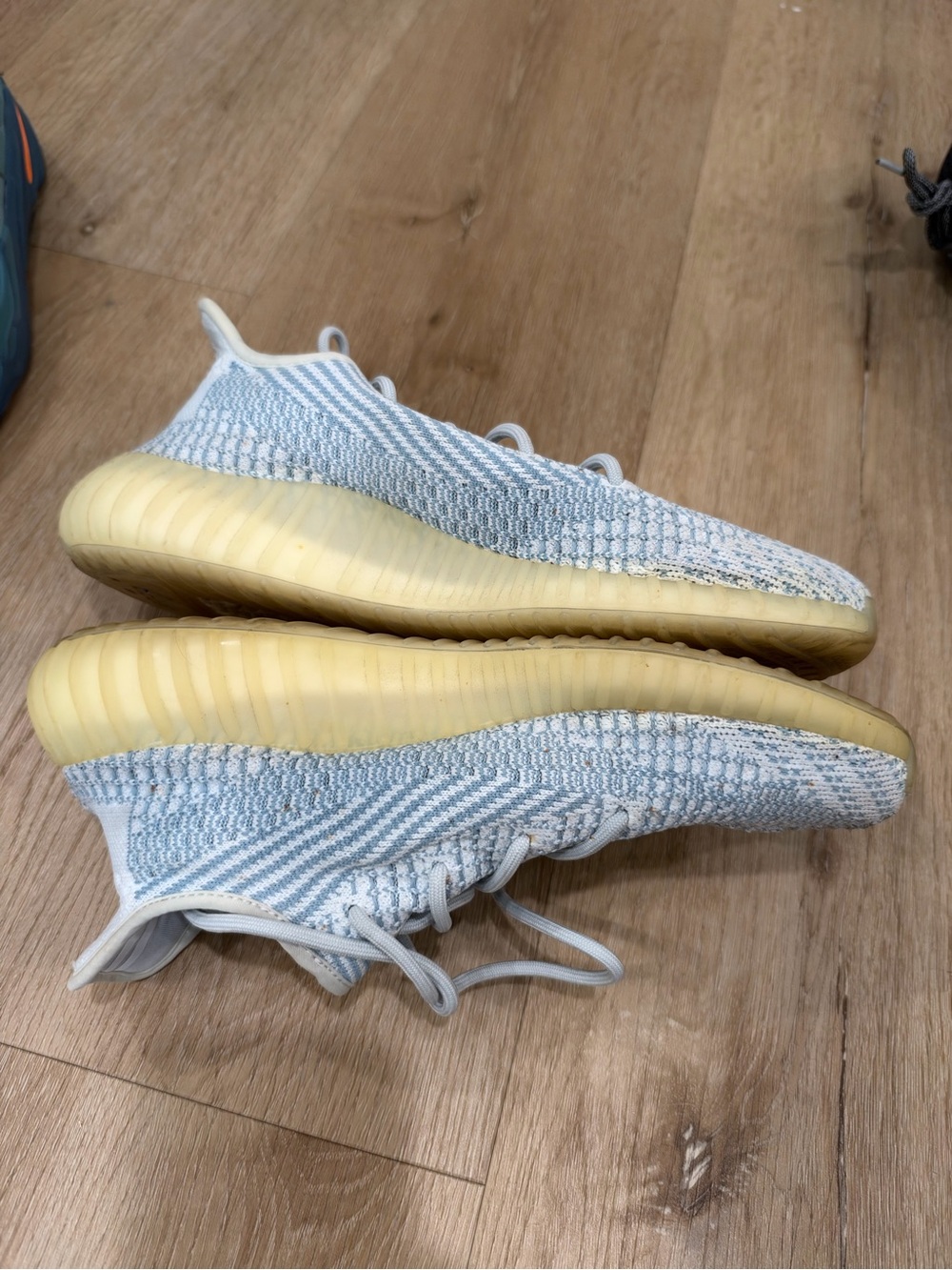 Yeezy Boost 350 V2 in Light Gray & Pale Peach - Picture 2 of 2